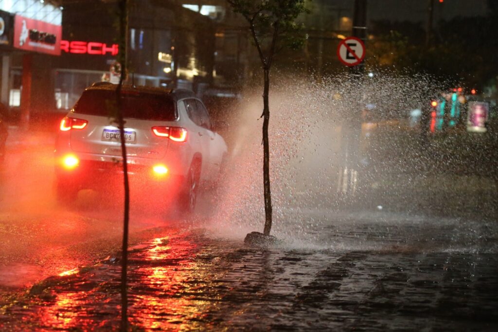 Curitiba registra mais de 100 mm de chuva neste sábado; árvores caíram e ruas alagaram