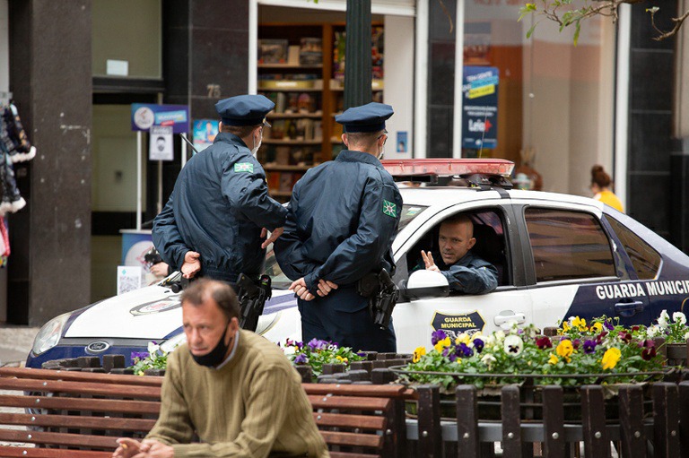 Abordagem violenta da Guarda Municipal coloca população em risco no centro de Curitiba