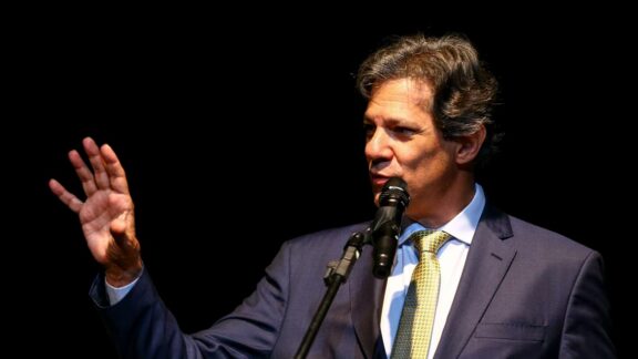 Expectativa: Haddad deve anunciar nesta noite (27) isenção de IR para quem ganha até R$ 5 mil