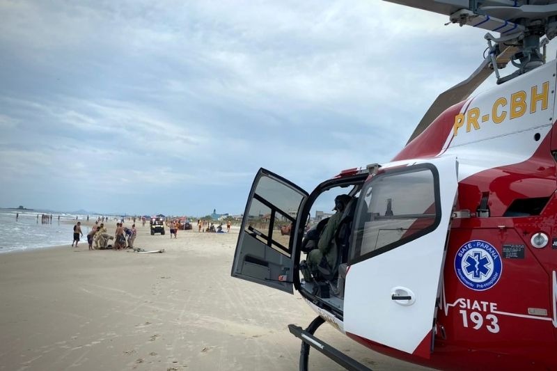 Pai e filha são resgatados após afogamento em praia do Paraná