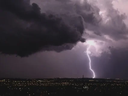 Calorão, ventania e tempestade: dia contou com mudanças bruscas no clima do Paraná