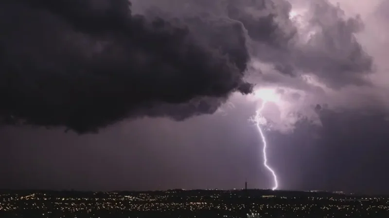 Calorão, ventania e tempestade: dia contou com mudanças bruscas no clima do Paraná