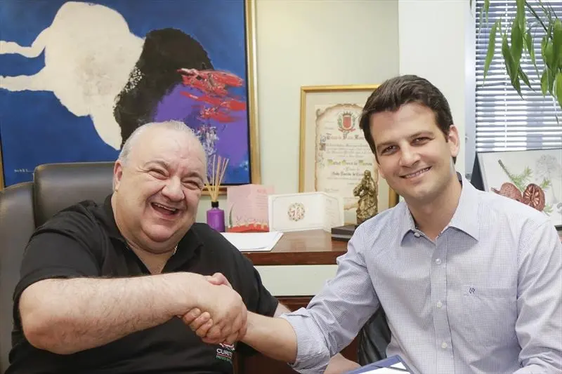 Esconderam Paulo Martins no primeiro programa da campanha de Pimentel à Prefeitura de Curitiba