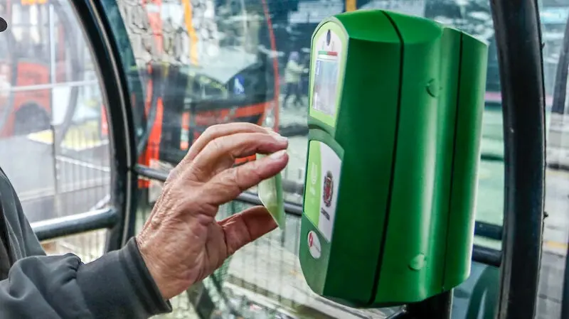 Passagem será mais barata aos domingos e gratuita para desempregados, diz Pimentel