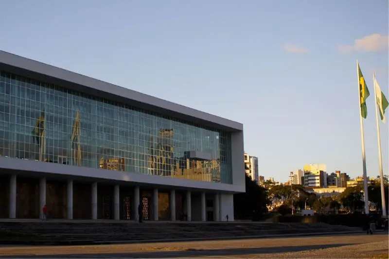 A briga pelas maiores cidades do Estado e a sucessão ao Palácio Iguaçu