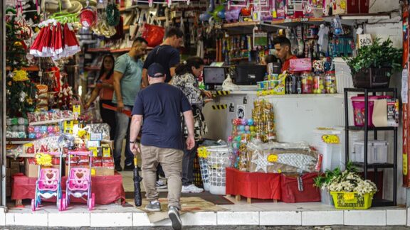 Atividade econômica supera expectativa e volta a crescer