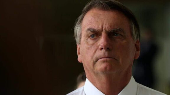 STF mantém decisão que retém passaporte de Bolsonaro