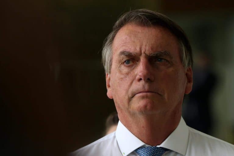 STF mantém decisão que retém passaporte de Bolsonaro