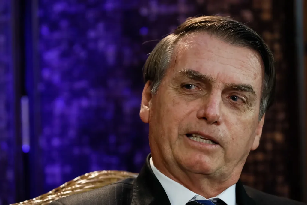 Bolsonaro continua pisando torto na própria sombra