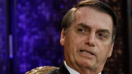 Bolsonaro continua pisando torto na própria sombra