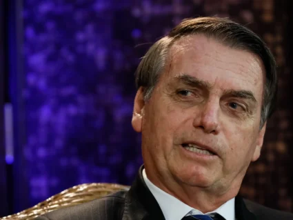 Bolsonaro continua pisando torto na própria sombra