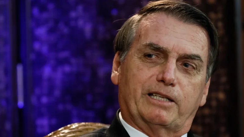 Bolsonaro continua pisando torto na própria sombra