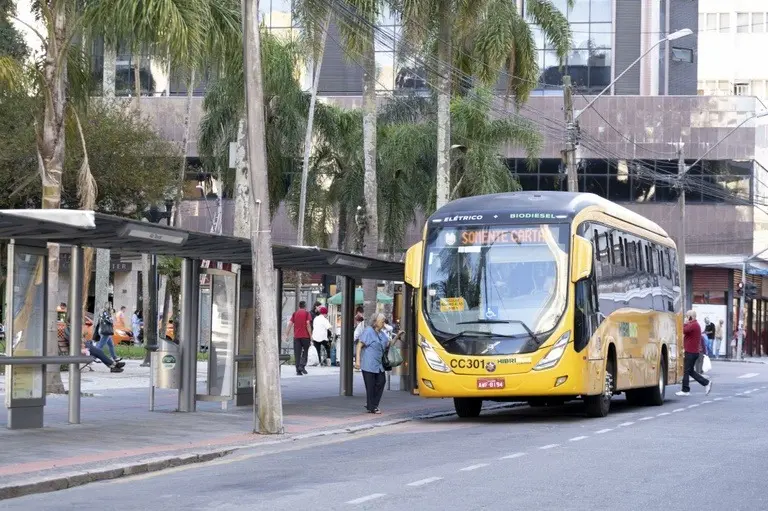 Curitiba reforça linhas de ônibus para concursos e vestibular