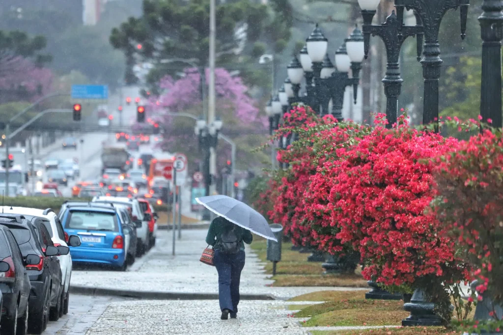 Tempo muda e chuva volta com força ao Paraná nesta quarta-feira