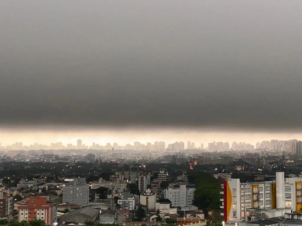 Chuva acompanhada de raios deixa municípios paranaenses em alerta