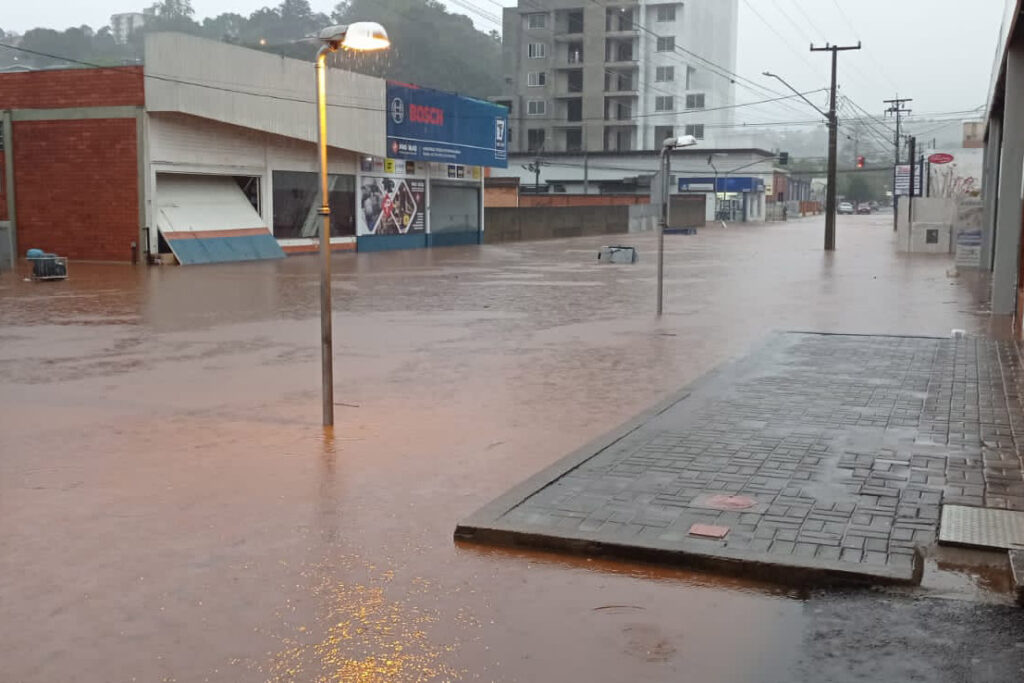 Chuvarada no Paraná: 13 cidades registram ocorrências, diz Defesa Civil