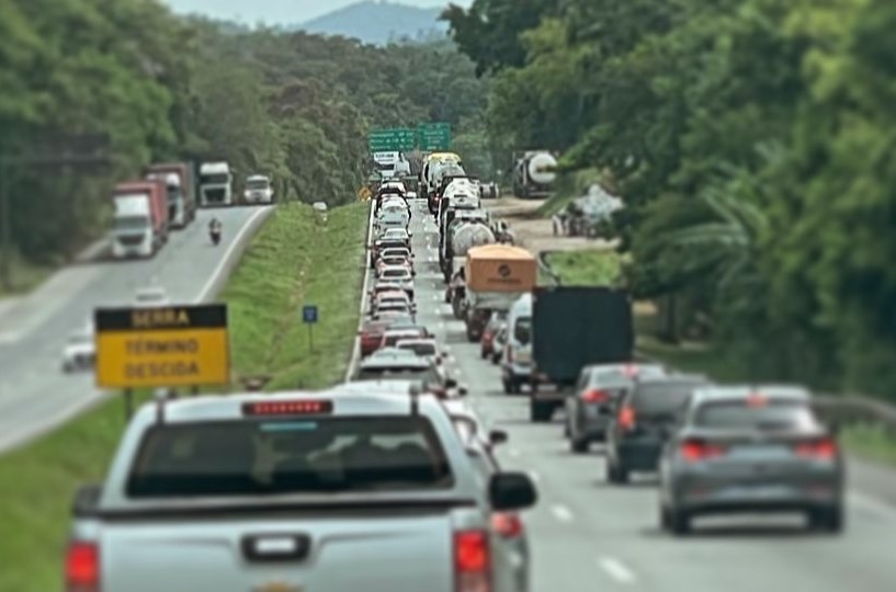 Rodovias do Paraná registram trânsito intenso no último dia recesso