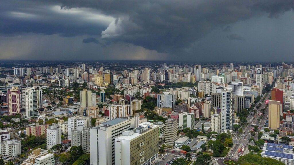 Frente fria traz chuva e refresca o Paraná