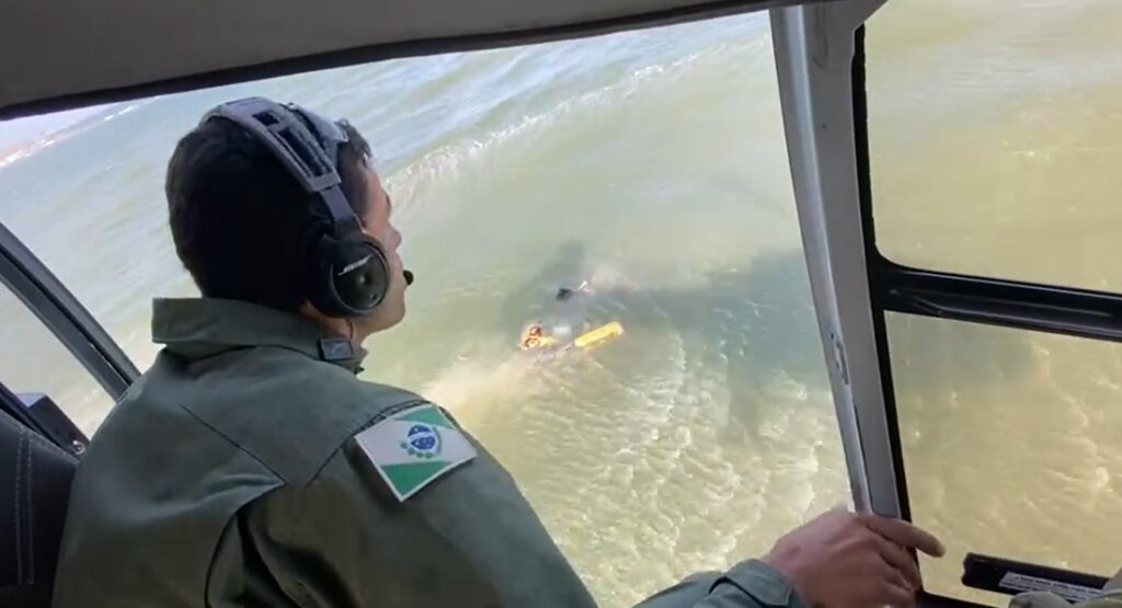 Bombeiros continuam buscas por jovem que desapareceu no mar em Matinhos