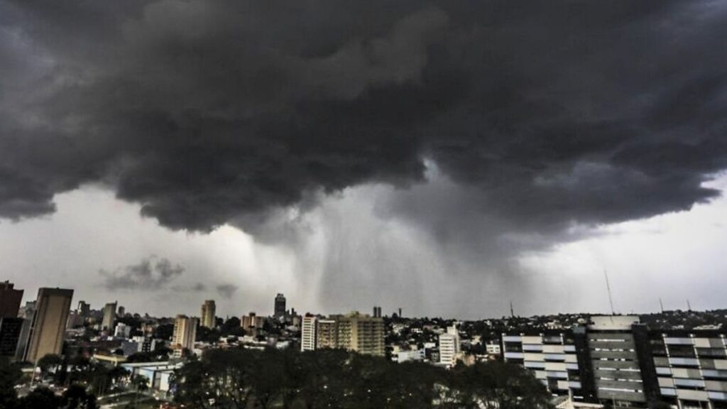 Últimos dias do inverno têm avanço de frente fria e temporais no Paraná