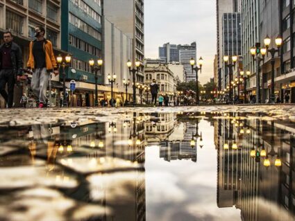 Semana começa com chuva e temperaturas amenas no Paraná