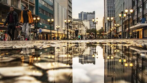 Frente fria traz chuva e derruba termômetros no Paraná