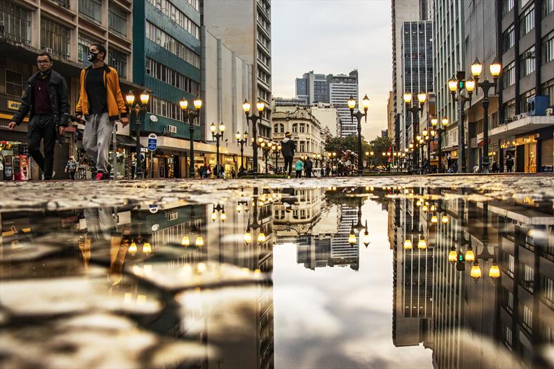 Frente fria traz chuva e derruba termômetros no Paraná