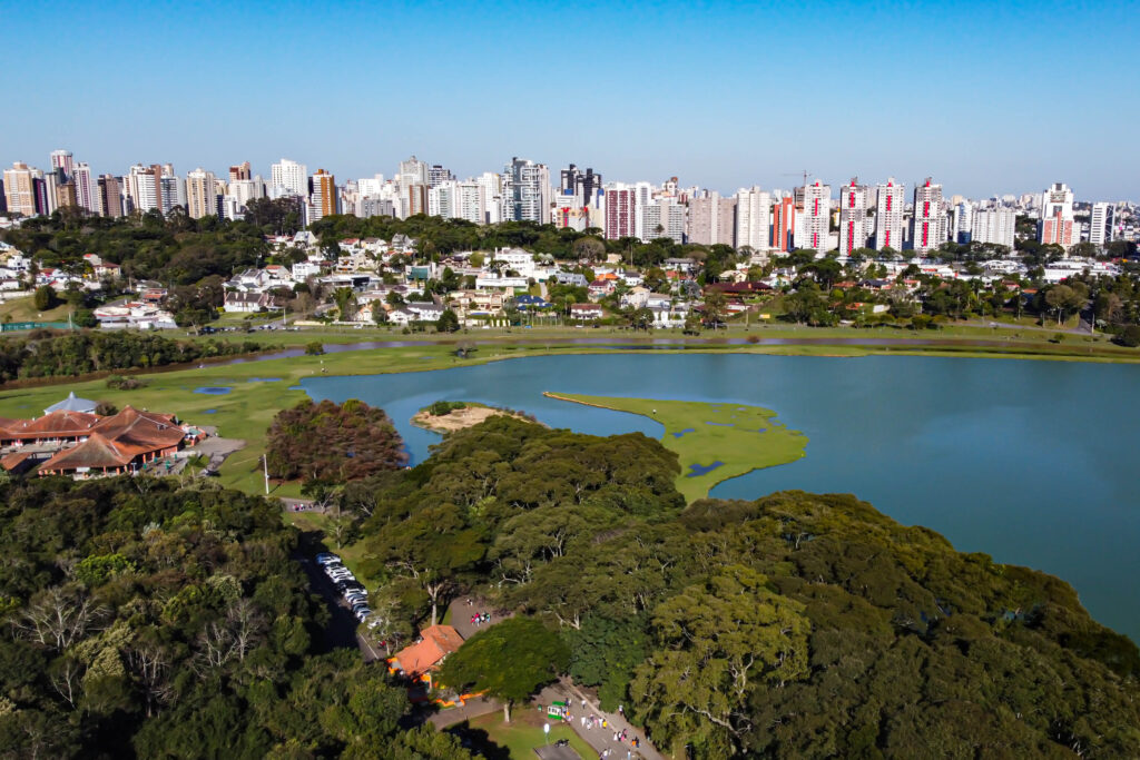 Verão começa com tempo abafado e chuva no Paraná