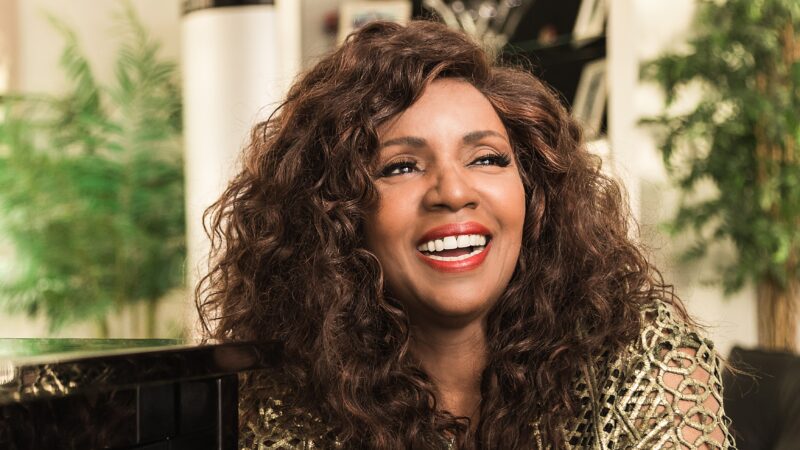 Gloria Gaynor, dona do hit “I Will Survive”, canta em Curitiba no próximo dia 23