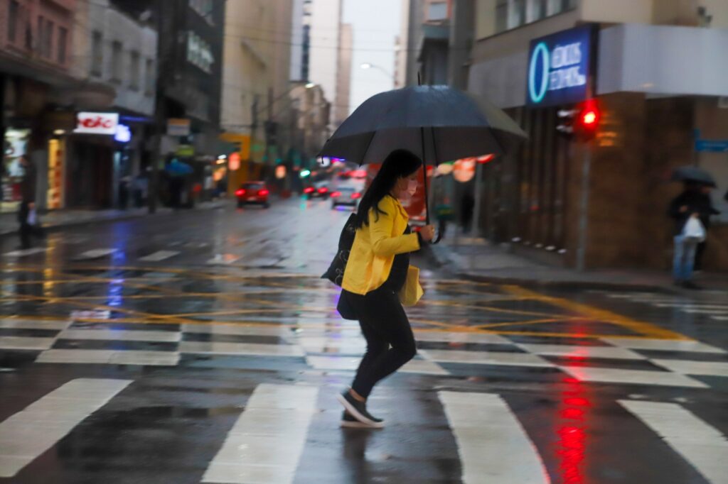 Ciclone extratropical irá derrubar as temperaturas do Paraná nos próximos dias