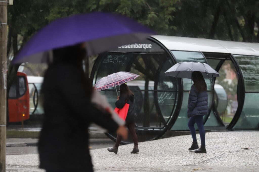 Tempo segue fechado e chuvoso no Paraná nesta segunda-feira