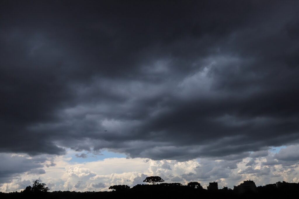 Paraná permanece em alerta máximo para chuva forte e alagamentos