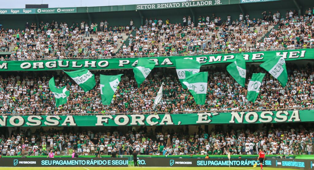 Torcedor do Coritiba que caiu da arquibancada do Couto Pereira segue internado