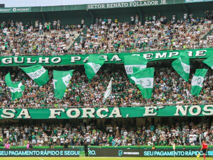 Torcedor do Coritiba que caiu da arquibancada do Couto Pereira segue internado