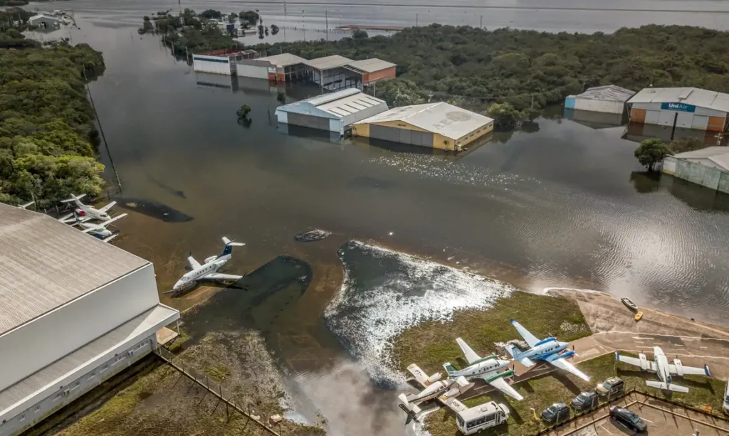 Aeroporto de Porto Alegre é reaberto após enchentes