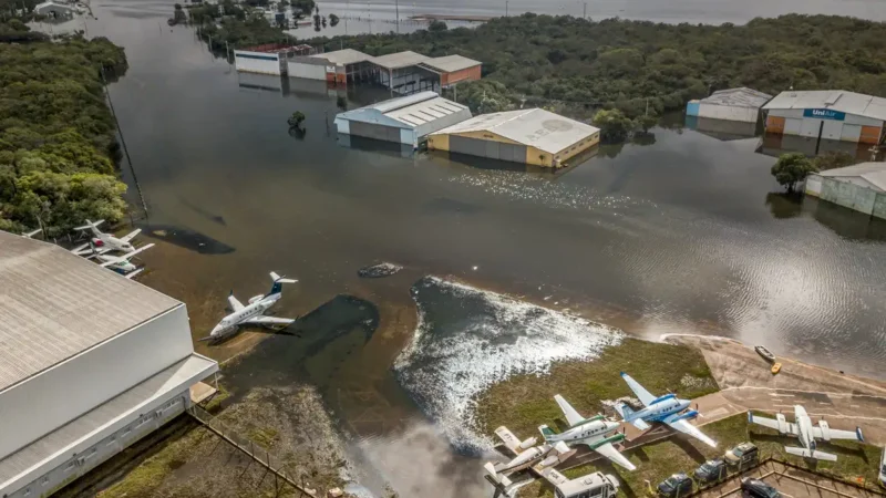 Aeroporto de Porto Alegre é reaberto após enchentes