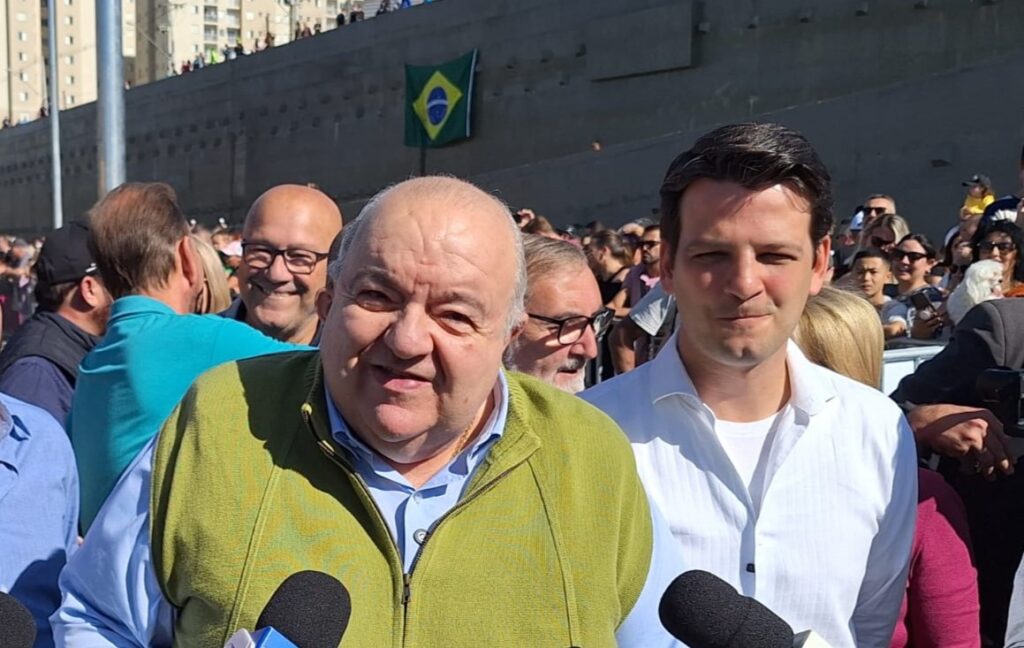 Rafael Greca viaja para a Europa; Eduardo Pimentel assume prefeitura