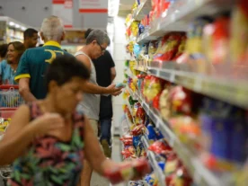 Carrinho de famílias no supermercado está mais cheio com inflação e desemprego em baixa