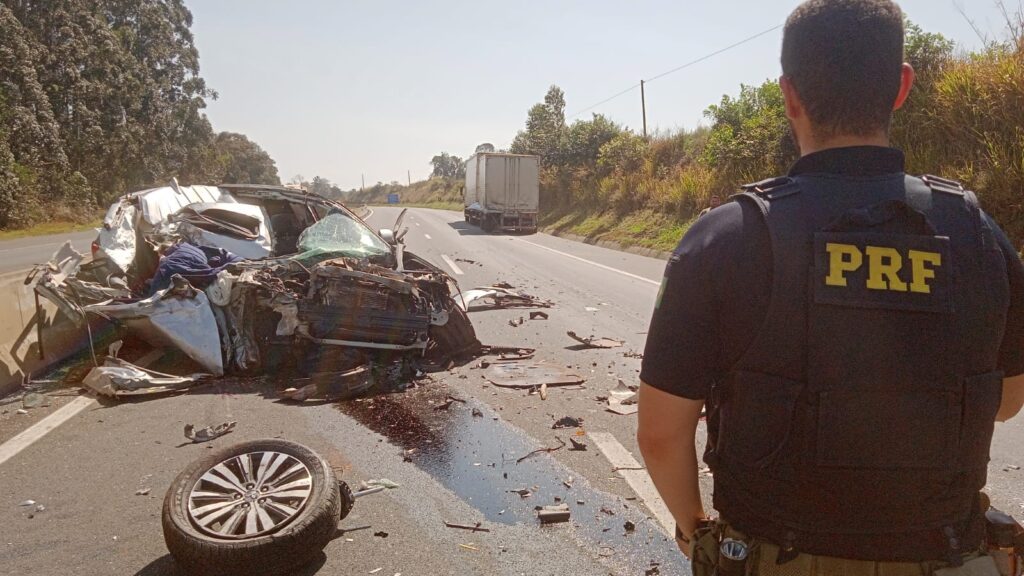 Acidente com caminhão deixa vítima fatal na BR-376, em Tibagi