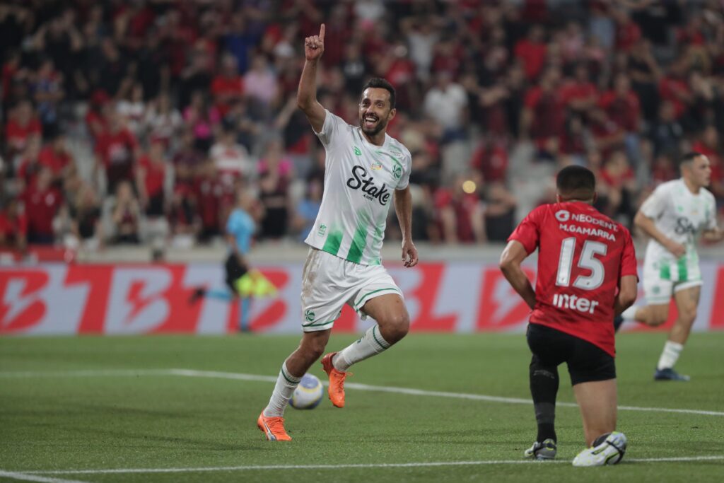 Athletico perde para o Juventude e chega a seis jogos sem vencer na Ligga Arena