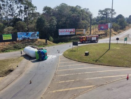 BR-153 é totalmente interditada após caminhão com carga perigosa tombar em Irati