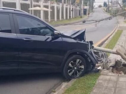 Motorista perde controle da direção e derruba quatro postes em Curitiba