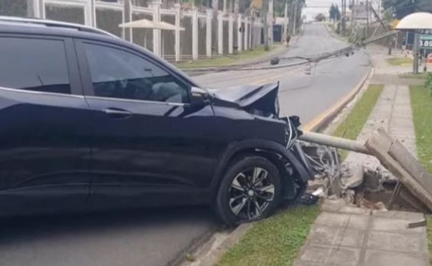 Motorista perde controle da direção e derruba quatro postes em Curitiba