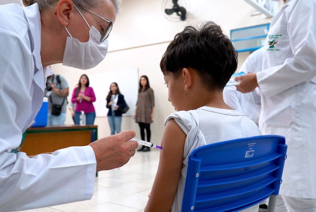 Campanha de vacinação nas escolas do Paraná já aplicou 86 mil doses