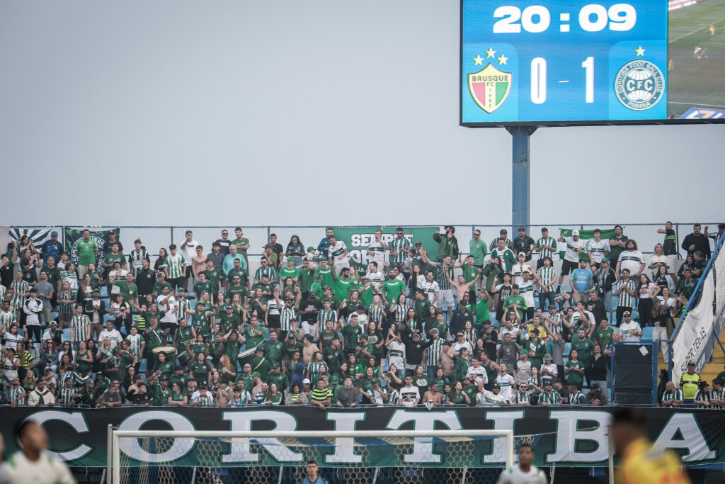 Coritiba vence Brusque e encerra jejum de vitórias na Série B