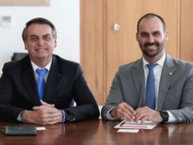 Jair Bolsonaro e o filho Eduardo apoiam candidatos rivais em Cascavel