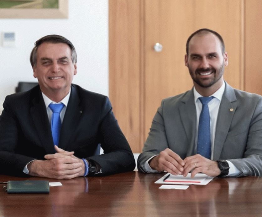 Jair Bolsonaro e o filho Eduardo apoiam candidatos rivais em Cascavel