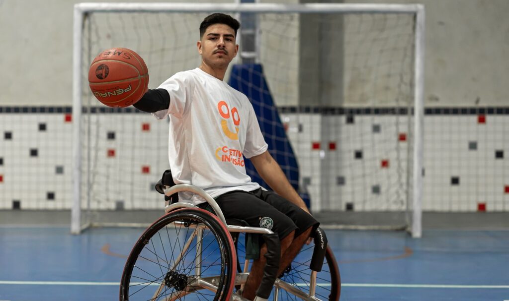 Jovem que ficou paraplégico aos 9 treina equipe de basquete em cadeira de rodas na RMC