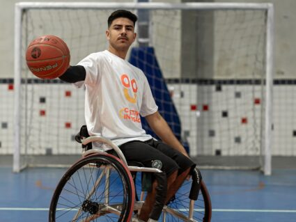 Jovem que ficou paraplégico aos 9 treina equipe de basquete em cadeira de rodas na RMC