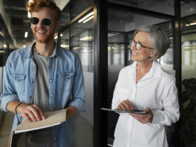 blind-person-working-inclusive-office-job-como-lidar-com-a-diferença-de-gerações-no-trabalho